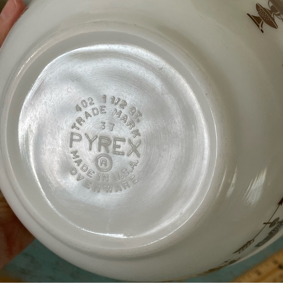 Pyrex 402 Early American Bowl - Picture 3 of 7